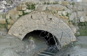 Exit of the Cloaca Maxima, from Ponte Palatino, Rome.